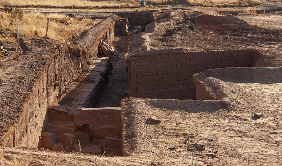 Tiwanaku pyramid structure